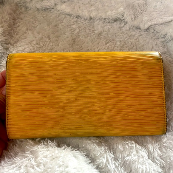 Louis Vuitton large yellow epi leathered bifold wallet - Picture 4 of 7